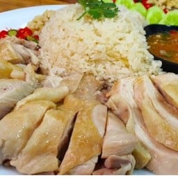 ราชาข้าวไก่ทอด&ข้าวมันไก่ขั้นเทพ ร้านเดียวกับกะเพราเผ็ดไฟลุก