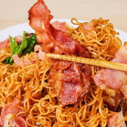 มาม่าผัดหมูสามชั้นสไลด์