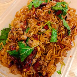 กะเพรามาม่าหมูสับพริกแห้ง