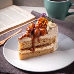 Caramel macademia cake