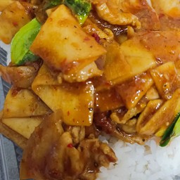 ข้าวสามชั้นผัดพริกแกงใต้หน่อไม้ดอง