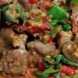 ผัดกะเพราเครื่องในไก่ ราดข้าว