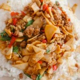 ข้าวกระเพราหมูสับหน่อไม้ดอง