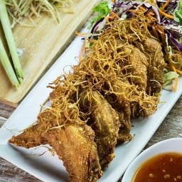 ปีกไก่ทอดตะไคร้ (Deep-fried chicken wings with lemongrass)