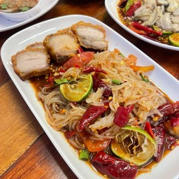 ตำเส้นเล็กหมูกรอบ