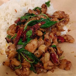 กะเพราไก่เนื้อน่องติดหนัง