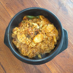 พัมกอรีรามยอนพกกึม 밤거리라면볶음 Spicy Ramyoen stir fried with Ttoek
