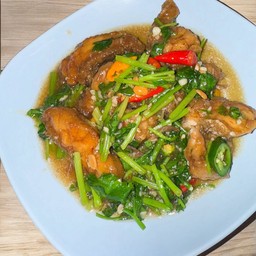 ปลากระพงผัดขึ้นฉ่าย (ใช้ปลาทั้งตัว)
