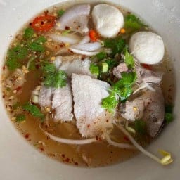 นายปาล์ม ข้าวหมูแดงหมูกรอบ ก๋วยเตี๋ยว กระเพรา ทาวน์อินทาวน์ซอย 2