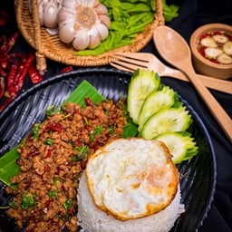 กะเพราหมู ฟรีไข่ดาว