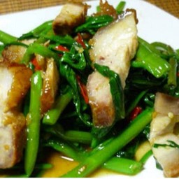 ผัดผักบุ้งหมูกรอบ (ผักบุ้งจีน)