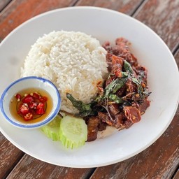 ข้าวกระเพราหมูทอดครบรส