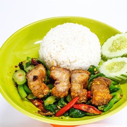 ข้าวคะน้าหมูกรอบ