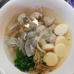 ประกอบไปด้วยหมูเด้งกระเพาะหมูไส้หมูเต้าหู้ไข่พร้อมผักกาดขาวสดๆค่ะ