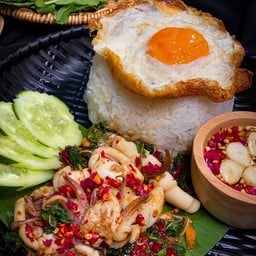 กะเพราปลาหมึก ฟรี ไข่ดาว