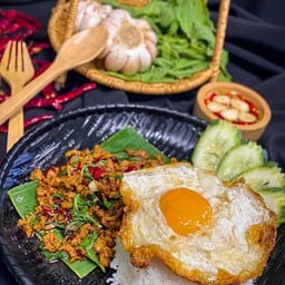 กะเพราไก่ ฟรี ไข่ดาว
