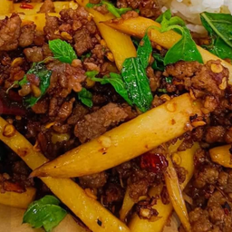 กะเพราหน่อไม้หมูสับพริกแห้ง