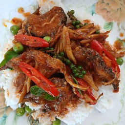 ผัดพริกแกงปลาดุก