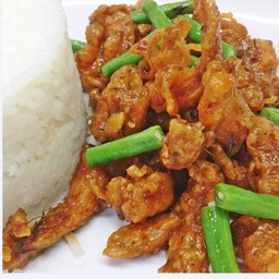 ข้าวไก่กรอบซอสพริกขิง+น้ำแก้วยักษ์