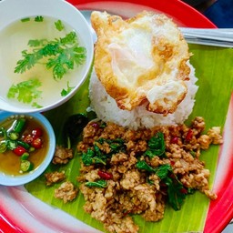 ผัดกะเพราราดข้าว(แถมฟรีไข่ดาว)