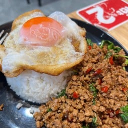 [อร่อยซ่ากับโค้ก] ข้าวกระเพราหมูสับ + โค้ก ออริจินัล 500ml