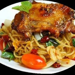 สปาเก็ตตี้ผัดพริกแห้งไก่ย่าง