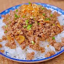 ข้าวราด เนื้อสับคั่วกระเทียมพริกไทย