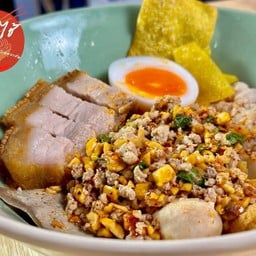 ก๋วยเตี๋ยวต้มยำรวม+หมูกรอบ