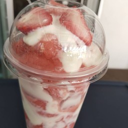 สตอเบอรี่รี่โยเกิร์ต
