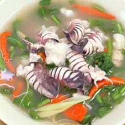 ต้มยำปลาหมึกน้ำใสใบกะเพรา