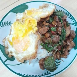 กะเพราหมูชิ้นไข่ดาว+น้ำซุป