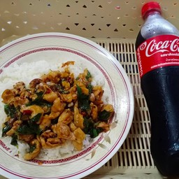 กะเพราไก่ราดข้าว + โค้ก