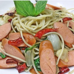 สปาเก็ตตี้พริกแห้งผัดไส้กรอกรมควัน