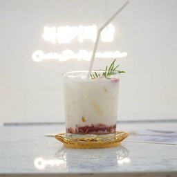 นมสดสตอเบอร์รี่พรีเมี่ยม