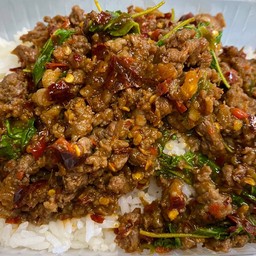 ข้าวกะเพราเนื้อคั่วพริกแห้ง