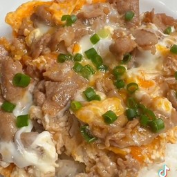 ข้าวหน้าหมูสไลด์ขยี้ไข่