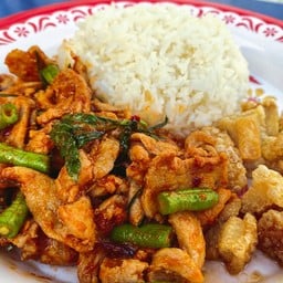 ผัดพริกแกงราดข้าว