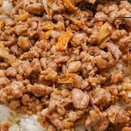 ข้าวหมูสับกระเทียมพริกไทย