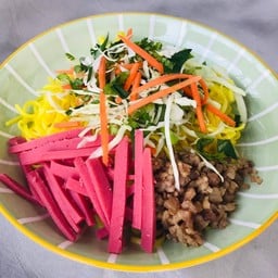 ยำหมี่เหลืองใส่ไส้กรอกแดงและหมูสับ