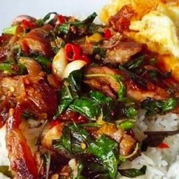 กระเพราหมู สามชั้นตุ๋น +ไข่ดาว