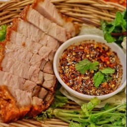 หมูกรอบจิ้มแจ่ว (Crispy Pork with Spicy dip)