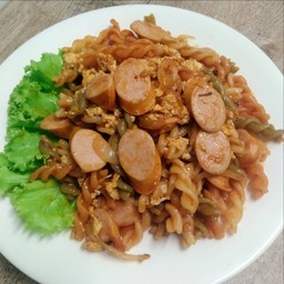 มักกะโรนีผัดไข่ไส้กรอก