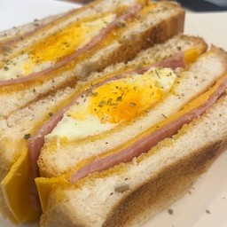 แซนด์วิชไข่ดาวแฮมชีส