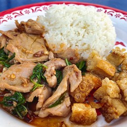 ผัดโหระพาราดข้าว