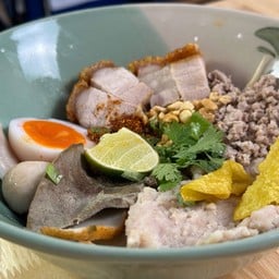 ยำแห้งรวมหมูกรอบ