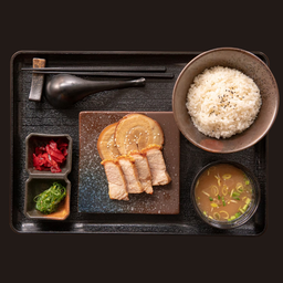 ข้าวหมูชาชูเเละหมูกรอบ