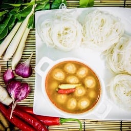 ขนมจีนน้ำยาป่าลูกชิ้น