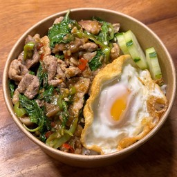 ข้าวกะเพราหมูชิ้น+ไข่เลือกได้ฟรี
