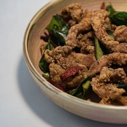 หมูทอดพรืกไทยดำ ใบมะกรูด
