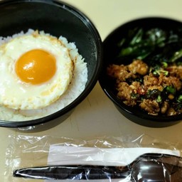 ข้าวกะเพราเอ็นไก่ทอด+ไข่ดาว